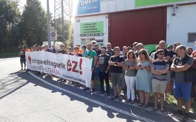 Urroztar gaztearen lan-istripua salatzeko elkarretaratzea egin dute Lezon