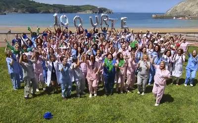 Flashmob dibertigarri bategaz ospatu dute Gorlizko ospitalearen 100. urtemuga