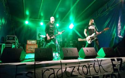 Rock kontzertuek girotu zuten Gatzagako jaietako lehen gaua
