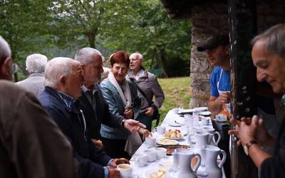 Andra Mari jaia giro ederrean ospatu dute aramaioarrek