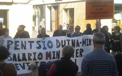 Pentsioen aldeko mobilizazio handia prestatzen hasi dira
