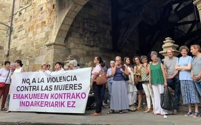 Irailaren 20rako deituta dagoen Larrialdi Feminista egunera batzera deitu dute Andereak eta Batukandra elkarteek