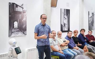 Eskualdeko boluntarioak lortzeko deia egiten du Do re ni elkarteak, ‘musika eta zahartze aktiboa’ ikerketarako