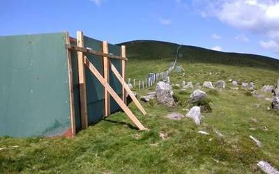 Ehiza postua eraiki dute cromlech baten gainean, Lesakan