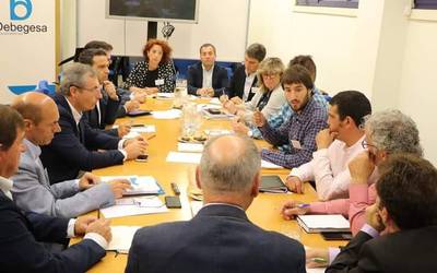 Debabarrena defendatu zuten Diputazioko agintarien aurrean
