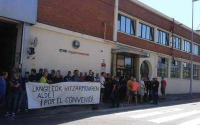 Hiru asteko greba abiatu dute CIE Inyectametaleko langileek