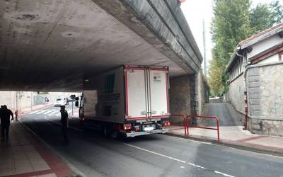 Kamioi bat trabatua geratu da Foruen kaleko tunelean