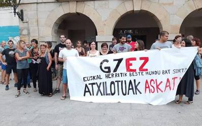 Baionan epaitu duten gazte abadiñarrari elkartasuna adierazi diote hainbat herritarrek