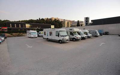 Autokarabanendako aparkalekua ezarri nahi du Iruñeko Udalak