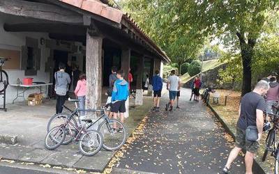 Bizikletaren mekanikaz saioa egin dute Ekoetxean