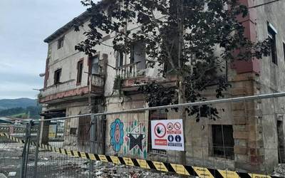 Kofradia zaharraren teilatutik uralita kentzen ari dira langileak