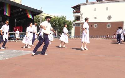 Tradizioak aginduta, Santio Egunean soka dantza ospatu da Errebote plazan