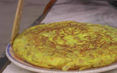 Patata tortilla lehiaketa galanta antolatu zuten Altzagako San Migel jaietan
