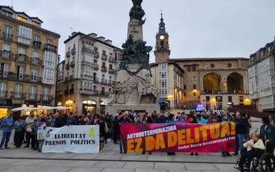 Autodeterminazio eskubidea aldarrikatu dute Gasteizen, Kataluniako erreferendumaren bigarren urtemugan