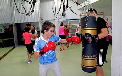 Hamalau lagunek eman dute izena Ixa Rodriguezek gidatzen duen boxeo ikastaroan