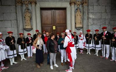 Koldo Lizarralderen omenez dantzatu zuten Errosario Kaleko Amaren Eztapa-dantza