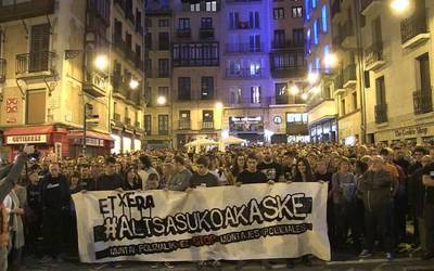 Iruñeko Udaletxe Plaza bete da Altsasukoak aske aldarrikatzeko