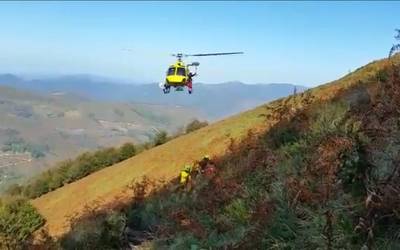 Suhiltzaileek mendizale bat erreskatatu dute Goizueta inguruan, helikopteroz