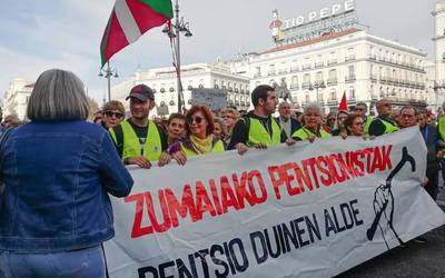 Madrileko mobilizazioetan parte hartu du Zumaiako pentsiodunen talde batek