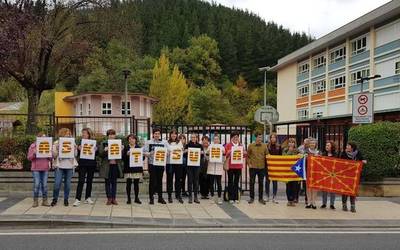 Euskal sindikatuek deitutako elkarretaratzearekin bat egin dugu Luis Ezeizan