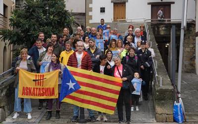 Preso politiko katalanei elkartasuna adierazteko elkartu dira herritarrak