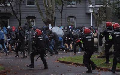 Aske geratu dira VOXen mitinaren aurkako protestan atxiki zituzten 12 atxilotuak