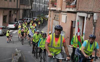 Bizikleta martxa jendetsua Sebas Etxaniz eta Joseba Arregi presoak aska ditzatela eskatzeko