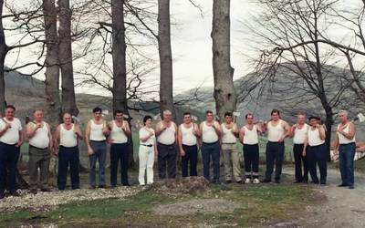 1988an Leitzako Aurrera Elkartearen alde aizkoran aritu ziren boluntarioak gogoan