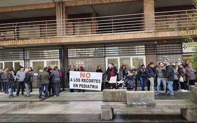 Pediatriako murrizketak salatzeko kontzentrazioa egin dute gaur ere Traña-Matienan