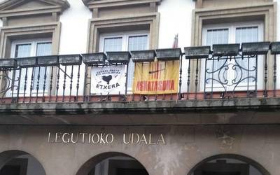 Legutioko udaletxeko balkoitik "Euskal presoak Euskal Herrira" dioen kartela kentzeko eskatu dute