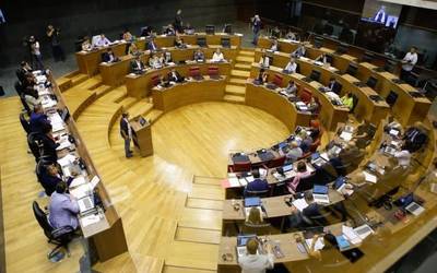 Euskarazko testu liburuak ikuska ditzala eskatu dio parlamentuak gobernuari