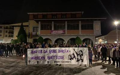 Zapatu gauean bi gizonek hiru emakumeri egindako eraso sexista salatu du Dominika Zaldibarko talde feministak