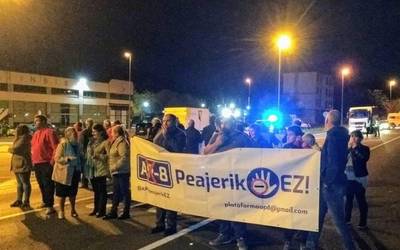 40 bizilagunek N-634 errepidea moztu dute "errepidearen saturazioaren" aurka protestatzeko