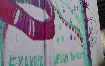 Ordiziako puntu beltzak azalduz mural margoketa egin zen atzo, emakumearenganako indarkeriaren aurkako egunean