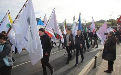 Arraun elkarteak 77 bandera eta 2 koroa aterako ditu igandean kalejiran