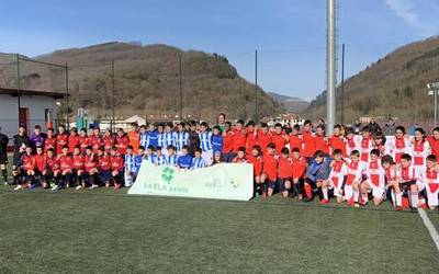 Futbola elkartasuna adierazteko bitartekoa izan da Donezteben