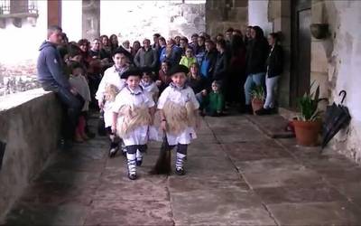 Zubietarrak 'Lau teilatu' kantatzen bideoa