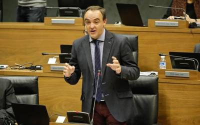 Nafarroako Parlamentuak atzera bota du Navarra Sumaren zerga aldaketen aurkako zuzenketa