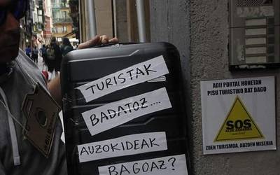 SOS Alde Zaharra plataformak "Bizilagunen tourra" antolatu du ostiralean Etxebarrieta plazan
