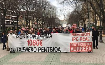 Parlamentura eraman dute euren aldarria pentsiodunek