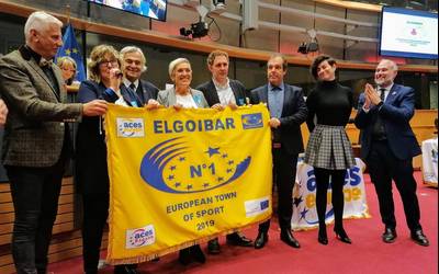 Europako Kirolaren Herri Onenaren Urrezko Bandera jaso du Elgoibarrek Bruselan