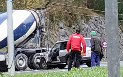 Istripua gertatu da Garagartzan hormigoi-kamioi eta auto baten artean
