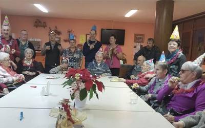 Elkarrizan elkarteko boluntarioek Berako Zahar Etxekoekin irteera egin dute Eguberriak ospatzeko