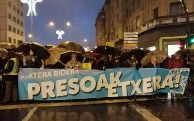 Euskal presoen eskubideen aldeko manifestazioa egin dute ehunka lagunek Iruñean