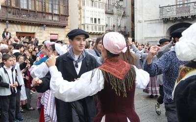 Txerri dantza jendetsua egin dute herriko plazan