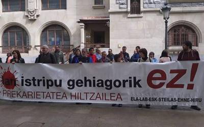 Langile bat hil da aldamiotik behera erorita, Olarizu auzoan