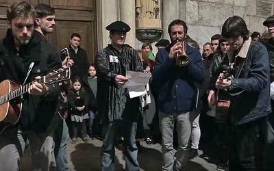 Hainbat musikarik eta herritarrek abestu zuten '564' kanta abenduaren 24an