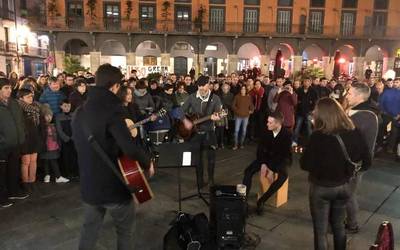 '564' abestia abestu dute Azkoitian "245 ohe huts" daudela aldarrikatzeko