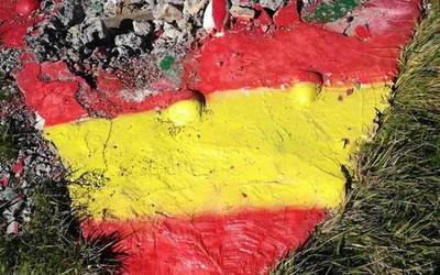 David eta Mario Alvarez anaien omenezko monolitoa suntsitu eta Espainiako banderaren koloreez margotu dute