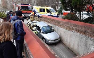 Pertsona bat autoaren eta garajerako hormaren artean harrapatuta geratu da eta suhiltzaileek atera dute